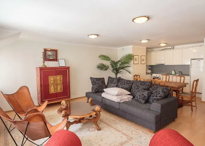 3 Bedroom Unique Apartment In Old Town